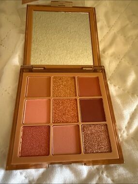 HudaBeauty Nude Medium Warm Copper 9-Shade Eyeshadow Palette